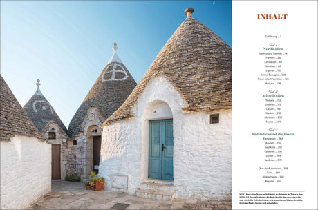 Drei weiße Trulli-Häuser mit conischen Dächern und blauer Tür, im Sonnenlicht, mit Pflanzen vor einem blauen Himmel.