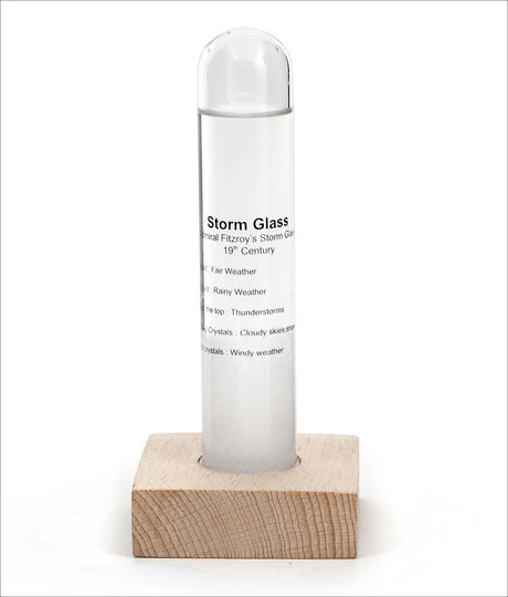 Klares Stormglas in einer Holzbasis, mit Textbeschreibung auf der Glasfläche.