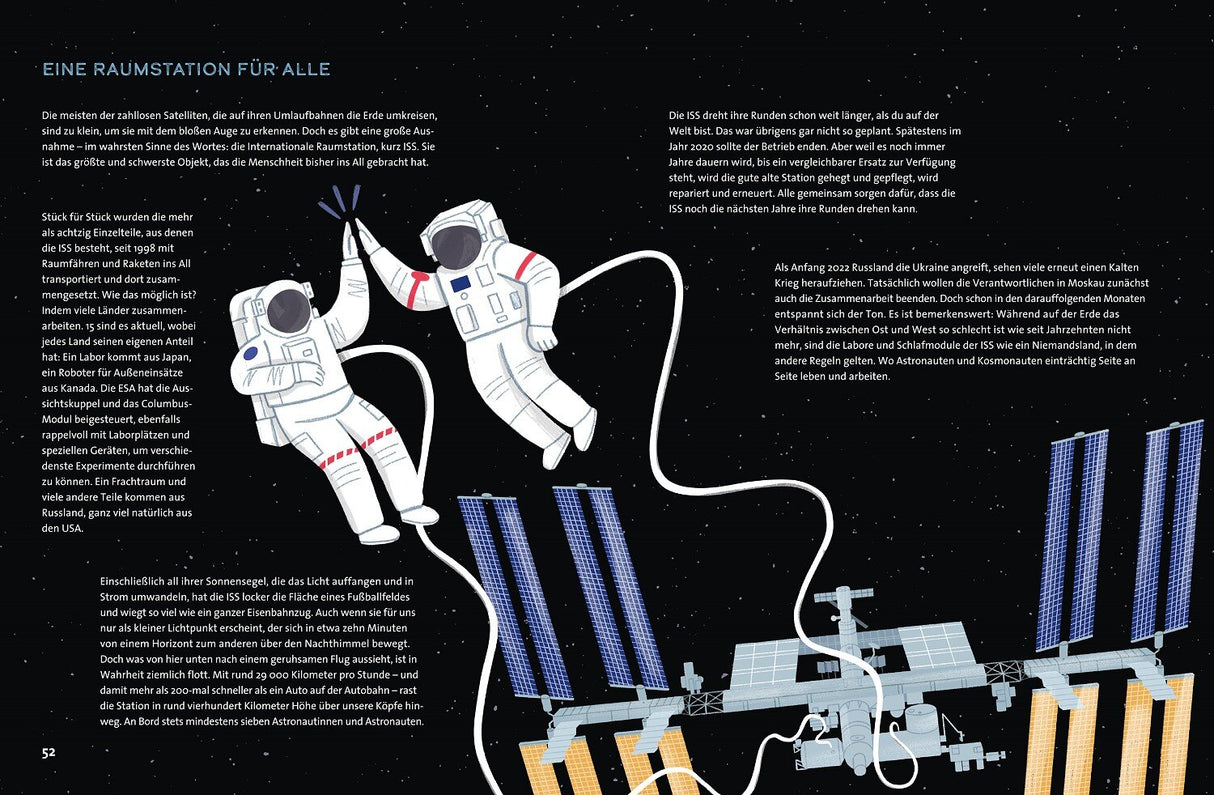 Zwei Astronauten schweben im All vor einer Raumstation mit Solarpanelen, verbunden durch ein Kabel.
