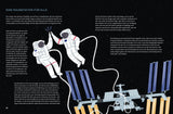 Zwei Astronauten schweben im All vor einer Raumstation mit Solarpanelen, verbunden durch ein Kabel.