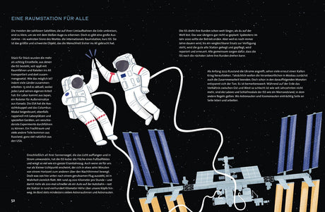 Zwei Astronauten schweben im All vor einer Raumstation mit Solarpanelen, verbunden durch ein Kabel.