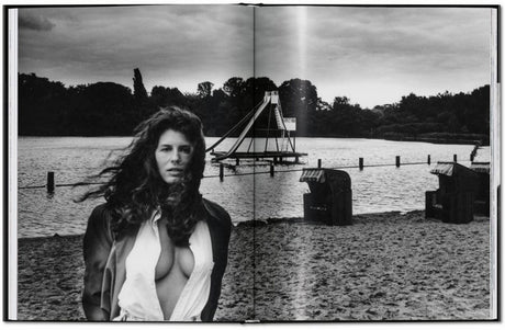 Schwarz-weißes Bild eines Frauenporträts vor einem Wassersee mit Spielplatz im Hintergrund.