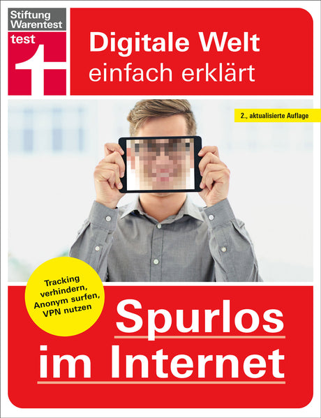 Mensch hält Tablet mit verpixeltem Gesicht vor das Gesicht, Hintergrund unscharf.