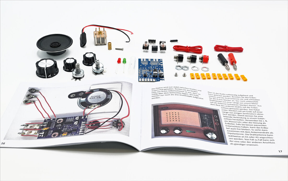 Elektronikbauteile, Lautsprecher, Kabel, Platine, LEDs, Schrauben, und eine Anleitung für den Zusammenbau eines Radios.