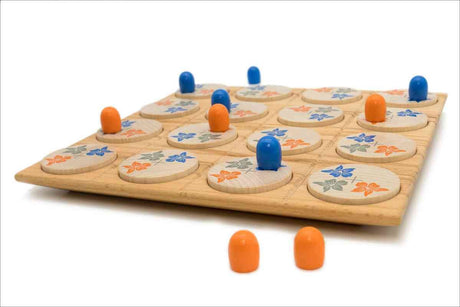 Menschliches Brettspiel mit bunten Figuren auf Holzplättchen mit Blumenmuster.
