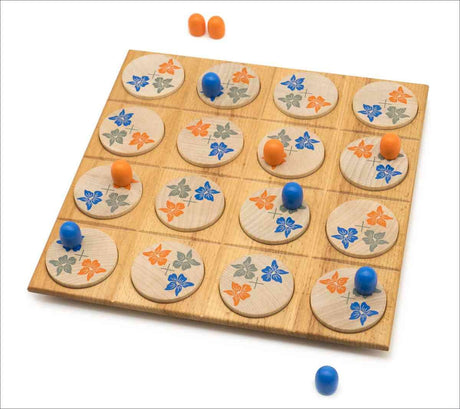 Brettspiel mit runden Spielfeldern, blauen und orangefarbenen Spielfiguren, auf weißem Hintergrund.