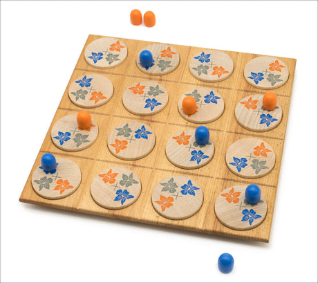 Brettspiel mit runden Holzscheiben, blauen und orangefarbenen Spielfiguren, auf weißem Hintergrund.