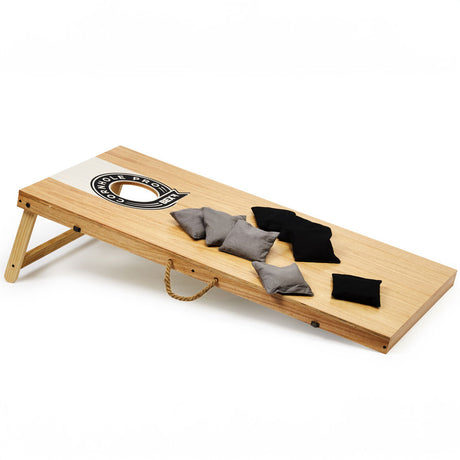 Sitzsack mit schwarzen und grauen Stoffstücken auf einer Holzplattform mit Griff und Logo.