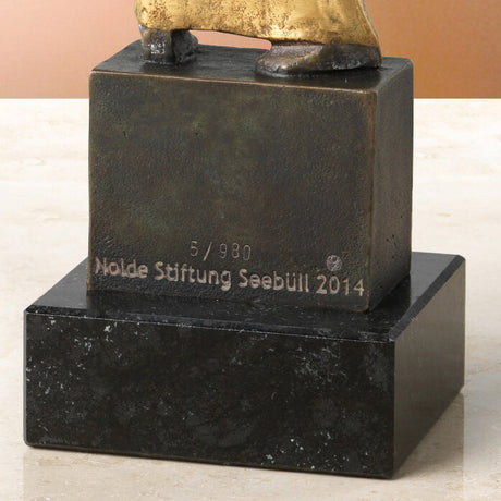 Skulptur auf schwarzem Sockel mit Gravur: "5/980, Nolde Stiftung Seebüll 2014".