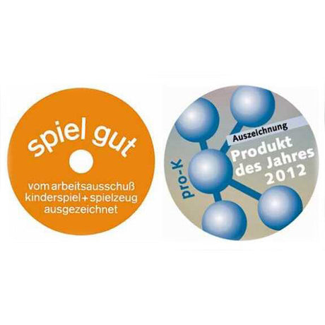 Zwei Medaillen, eine orange mit "spiel gut" und eine silberne mit blauen Kugeln, beide mit Auszeichnungen.