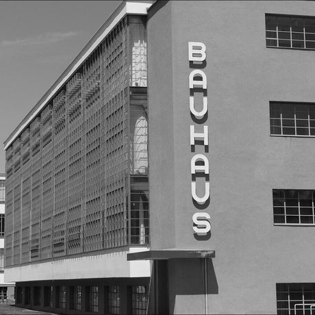 Gebäude mit vertikaler "SUCID" Beschriftung an der Fassade, große Fenster und moderne Architektur.
