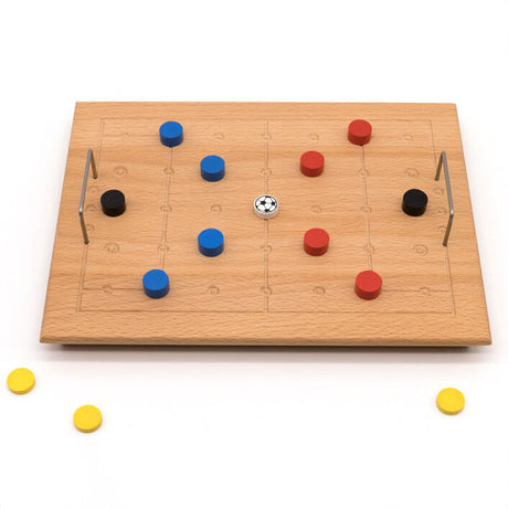 Holzfußballtisch mit blauen, roten und schwarzen Spielfiguren, Toren und einem Spielball in der Mitte.