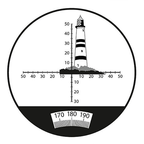 Leuchtturm im Zielfernrohr, mit Entfernungsskala und Kompass.