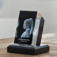 Kristall-Block mit Foto eines Mädchens mit Zopf, auf schwarzem Sockel, mit Titel "Girl with a Pearl Earring"