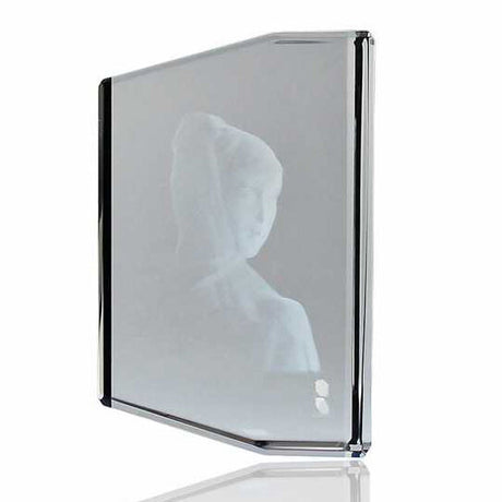 Ein transparentes, rahmenloses Display mit einer 3D-geschnittenen Frauenfigur.