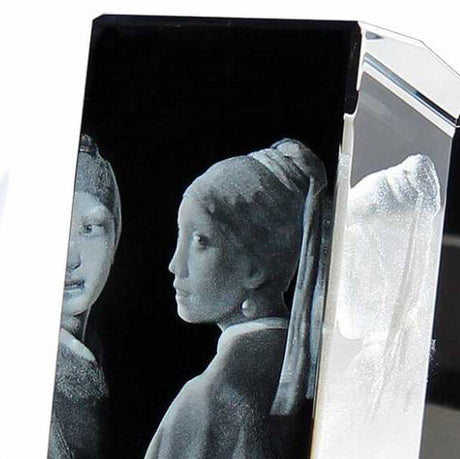 Ein Smartphone zeigt ein Schwarz-Weiß-Borad mit zwei Frauen in traditionellen Kleidern und Hauben.