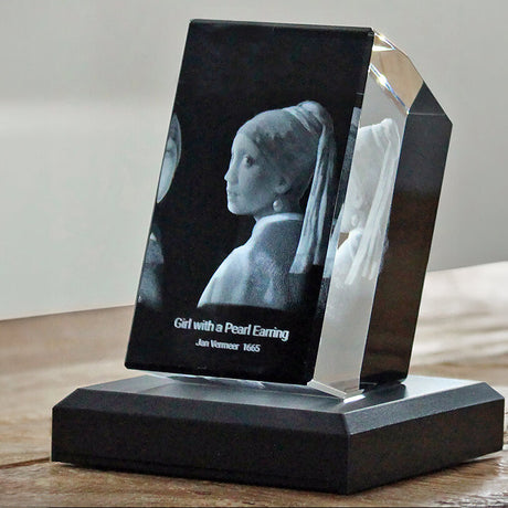 Kristallglas mit schwarzem Etui, zeigt ein gedrucktes Bild eines Mädchens mit Perlenohring, Titel "Girl with a Pearl Earring"