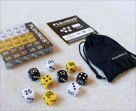 Verschiedene Würfel, Spielanleitung, Aufbewahrungsbeutel und Spielsteine auf einer Oberfläche.