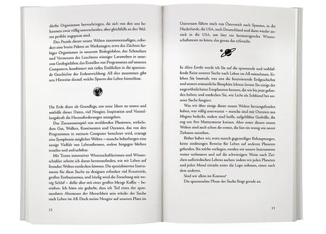 Zwei offene Buchseiten mit Text, eine kleine Illustration eines Planeten mit Ringen.