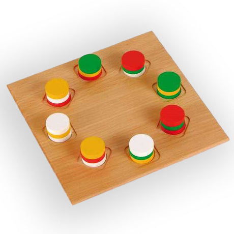 Holzbrett mit acht bunten, runden Spielsteinen in Rot, Grün, Gelb und Weiß, jeweils mit farbigen Ringen.