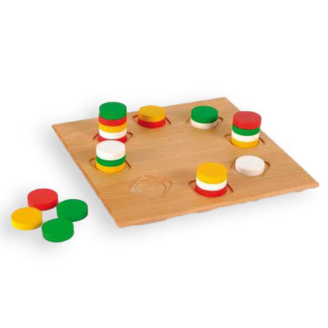 Holzbrett mit bunten, gestapelten Spielsteinen in Rot, Gelb, Grün und Weiß, einige Steine neben dem Brett.