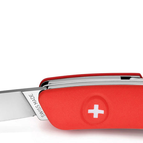Rotes Swiss-Messer mit weißem Kreuz, "Swiss Made" auf Klinge sichtbar.