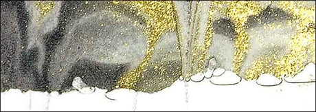 Schwarz-goldene, gemusterte Oberfläche mit flüssigen, wellenförmigen Linien und Glitzereffekten.