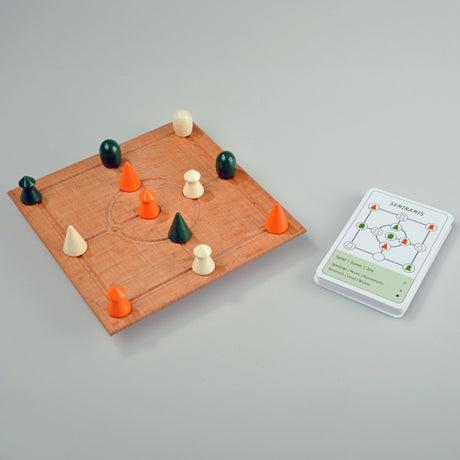 Holzbrett mit bunten Spielfiguren und Spielkarte für das Brettspiel Semiramis.