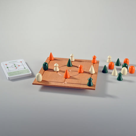 Holz-Tabletop-Feld mit weißen, grünen und orangefarbenen Spielsteinen, Spielkarte links daneben, auf weißem Hintergrund.