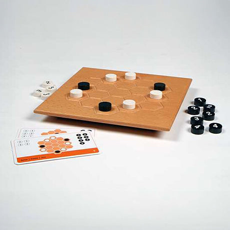 Holz-Boardspiel mit schwarzen und weißen Steinen, Spielkarten und Würfeln auf weißem Hintergrund.