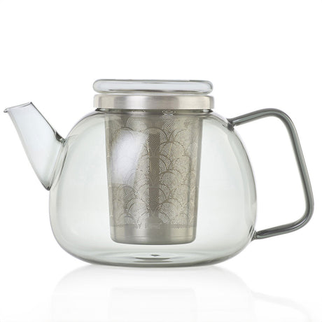 Glas-Kanne mit Teesieb und Metalldeckel, transparent, ohne Inhalt, auf weißem Hintergrund.