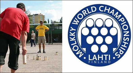 Links: Zwei Männer spielen Mölkky im Sand, einer wirft, der andere steht bereit. Rechts: Logo des Mölkky-Weltmeisterschafts