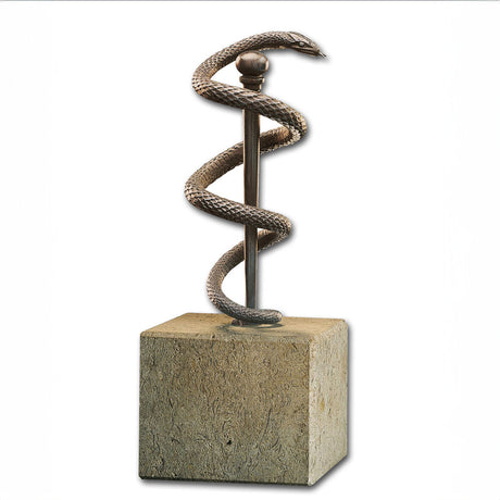 Bronzene Schlange um einen Stab, auf einem rechteckigen Steinblock.