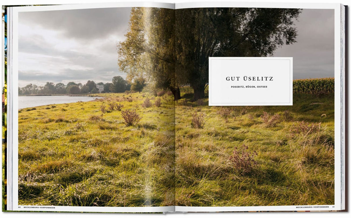 Landschaft mit Wasser, Bäumen, Wiese und bewölktem Himmel, mit Text "Gut Üselitz, Poseritz, Rügen, Ostsee".