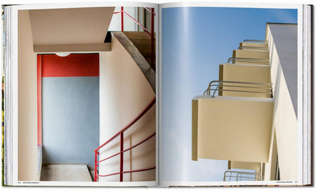 Zwei Fotos von Gebäudebalkonen, links ein Treppenhaus mit roter Handläufe, rechts ein gelber Balkon vor blauem Himmel.